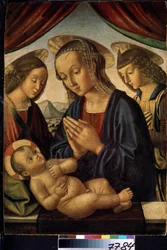 A Virgem e a criança com anjos. O ombro de Jesus Cristo é marcado com uma cruz. Pintura de Giovanni di Sante di Pietro ou Giovanni Santi ou Sanzio (ca. 1435-1494). Tempera sobre madeira, 62 x 44 cm