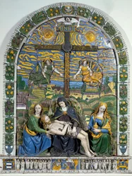 A Deposição (Pietà). Jesus Cristo e a Virgem Maria rodeados por São João e Santa Maria Madalena diante da cruz com a inscrição INRI (I.N.R.I.). Baixo-relevo em cerâmica de Giovanni della Robbia (1469-1529). Dimensões 3 x 2,28 m, Florença, Museo Nazionale