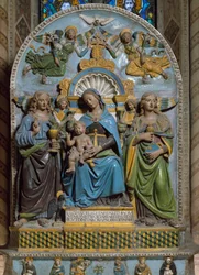 A Virgem e o Menino com mármore e terracota policromado de Santa Madeleine e São João Evangelista por Giovanni della Robbia (1469-1529) Florença, Chiesa di Santa Croce, Cappella Pulci
