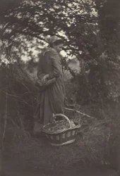 Mulher em pé com cesta no chão, 1870.