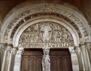 Arte românica: tímpano esculpido representando o Juízo Final. Escultura do Mestre Gislebertus (ca. 1130-1140). Catedral de Saint-Lazare (Saint-Lazare)