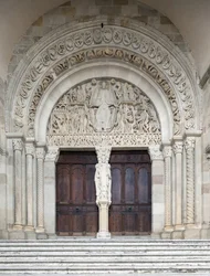 O Juízo Final, portal central da catedral de Saint-Lazare, Autun, França