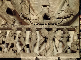 Tímpano do Portal Oeste representando o Juízo Final: detalhe dos pés de Cristo, um anjo e mortais, c.1130-35 calcário