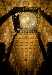 Vista do tecto com caixotes de madeira marcados e com a coronha de Giuliano da Sangallo (1445 cerca de 1516) e altar-mor feito pelo arquitecto Ferdinando Fuga (1699-1781). Basílica de Santa Maria Maggiore (Santa Maria Maior), Roma.