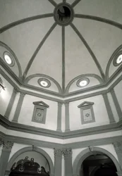 Vista da sacristia octogonal construída sobre projeto de Giuliano da Sangallo (1445-1516)