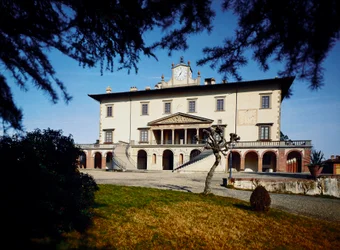 Villa Medicis (Villa Medicea); Vista de Villa Ambra a Poggio a Caiano iniciada em 1485 num projecto de Giuliano da Sangallo.