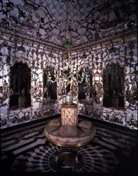 Canto do salão de chino (sala chinesa) executado inteiramente de porcelana, 1769 (porcelana) (para detalhes ver 93238-9)