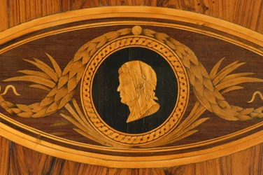 Detalhe da parte de cima de uma mesa (madeira)