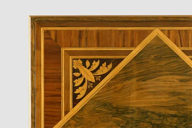 Detalhe do tampo de uma mesa com tarsia floral (madeira)