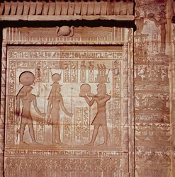 Relevo representando um faraó a fazer uma oferenda a Hathor e Hórus, da casa do nascimento romana, ou Mammisi, em Dendera, c. 125 a.C.-60 d.C.