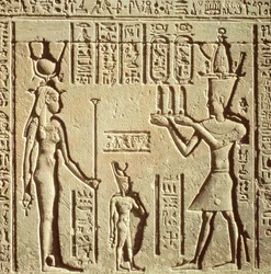 Relevo retratando um faraó fazendo uma oferenda a Hathor, da Casa de Nascimentos Romana, ou Mammisi, c.125 aC-60 dC