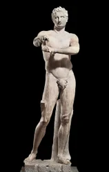 Antiguidade grega: «Apoxyomene», atleta nua a raspar a pele com um estrígil. Escultura romana em mármore, réplica de um original em bronze de Lisipo. Altura 2,05 m, Roma, Museus do Vaticano, Museu Pio-Clementino