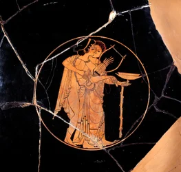 Grécia Antiga: Taça com figuras vermelhas. Cerâmica atribuída ao Pintor Pedieus (finais do século VI a.C.), 510-500 a.C. Paris, Musee Du Louvre