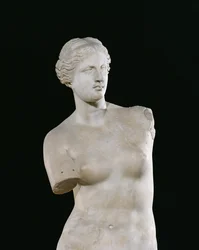 Afrodite, a «Vénus de Milo», período helenístico, c. 130-100 a.C. (pormenor de 14152)