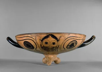 Taça ática de figuras negras decorada com um tondo de cabeça de górgona rodeado por seis homens reclinados a assistir a um simpósio, à maneira do Andocides Painter, c.500 aC (cerâmica) (ver também 100563 e 419877)