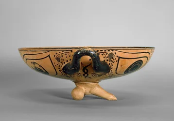 Taça ática de figuras negras decorada com um tondo de cabeça de górgona rodeado por seis homens reclinados a assistir a um simpósio, à maneira do Andocides Painter, c.500 aC (cerâmica) (ver também 100563 e 419876)