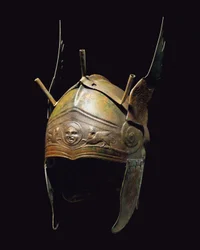 Capacete alado de tipo calcídico