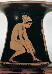 Mulher agachada amarrando sua sandália, detalhe do pescoço de uma ânfora ática de figuras vermelhas, feita por Pamphaios e pintada por Oltos, c.510-500 aC (cerâmica) (ver também 92571)