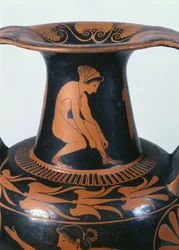 Mulher agachada amarrando sua sandália, detalhe do pescoço de uma ânfora ática de figuras vermelhas, feita por Pamphaios e pintada por Oltos, c.510-500 aC (cerâmica)
