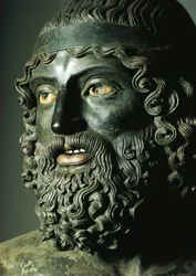 Pormenor da cabeça da Estátua A ou do Jovem do Riace Bronzes (bronze) BC