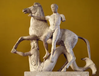 Dioscuro e cavalo apoiados por um Tritão , mármore Pariano, decoração escultórica da fachada ocidental do templo do distrito de Marasa, Locri, Calábria, Itália, civilização grega, século V-4 a.C.