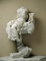 Estátua feminina drapeada como uma oferenda votiva, de Sorrento