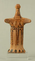 Estatueta de uma fêmea de pé, oficina de Beócia, período Arcaico (argila pintada)