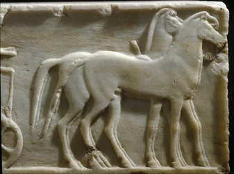Arte grega: «Cavalos de uma quadriga». Pormenor da base de um kouros (estátua de um jovem). Relevo em mármore. 490 a.C. Museu Arqueológico Nacional, Atenas