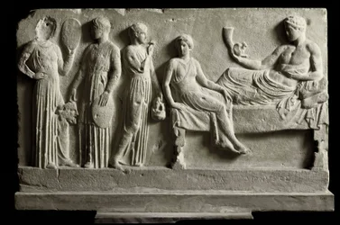 Arte grega: baixo-relevo votivo em mármore dedicado a Dioniso Baco por comediantes. Representa «As Bacantes» de Eurípides, 410 a.C., Atenas, Museu Arqueológico Nacional. Bacantes (da tragédia de Eurípides, 480-406 a.C.). Relevo votivo em mármore dedic