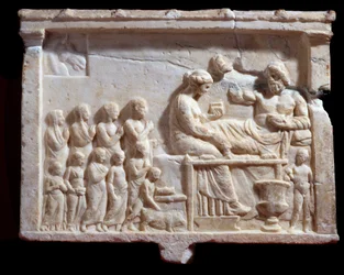 Arte grega: "relevo representando uma cena de banquete", 300 BC Dim 48x65x6 cm Mântua (mantua) Palazzo Ducale, Coll statuaria, inv n 6684 Itália - civilização grega: Relevo em mármore representando banquete (48x65x6 cm), século III a.C. - Mântua, Palazzo D
