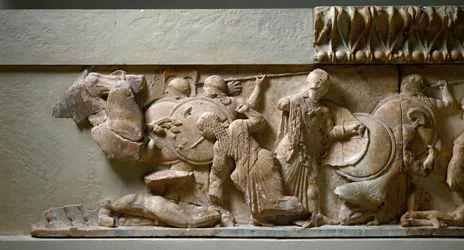 Arte grega, iônica: friso norte do Tresor de Siphnos: cena de gigantomachia, Apolo e Artemis lutando contra um gigante. 525 AC. Delfos, museu arqueológico