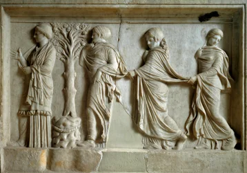 Arte grega: baixo-relevo representando três ninfas que seguem uma jovem mulher. Século II a.C. Atenas, Museu do Pireu