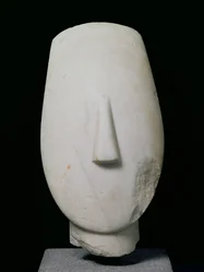 Cabeça de uma mulher, fragmento de uma estátua de Keros, início do período das Cíclades II, c.2700-2400 aC (mármore)