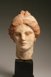 Cabeça de uma mulher, helenística, século III aC (terracota policromada) (ver também 270385)