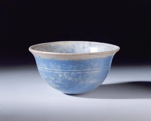 Bacia fundida azul helenística, século 2 aC (vidro)