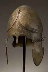 Capacete com aplicação fálica, calcidiana, século V aC (bronze) (ver também 249031 e 35)