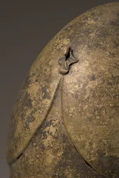 Capacete com applique fálico, Chalcidian, detalhe de bronze do século V-IV aC de 249035
