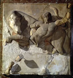 Hércules lutando com o touro cretense, uma de uma série de doze métopas representando os trabalhos de Hércules do Templo de Zeus em Olímpia, período clássico inicial, c. 470-457 a.C.