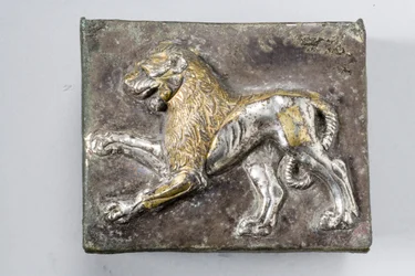 Tampa de uma caixa, helenística (parcel gilt silver) (ver também 270391)