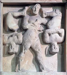 Magna graecia: metopo com Heracles com os Cercopes, relevo de pedra, 575-550 a.C.