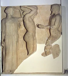 Metope X do Templo de Zeus representando Hércules a receber as maçãs de ouro das Hespérides da mão de Atlas, enquanto Minerva lhe coloca uma almofada sobre a cabeça