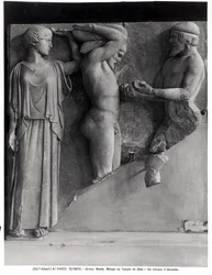Metopo X do Templo de Zeus representando Hércules recebendo as Maçãs Douradas das Hespérides da Mão de Atlas, enquanto Minerva descansa uma Almofada na sua Cabeça (mármore) (foto a p/b)