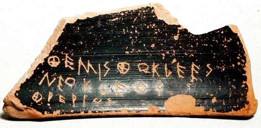 Ostrakon ou ostracon, plural: ostraca ou ostraka, fragmentos de cerâmica usados como boletins de voto durante os procedimentos de ostracismo na Grécia Antiga. 480 a.C., Atenas. Museu da Ágora.