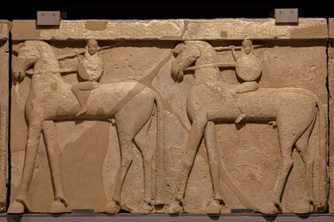 Friso de pedra Poros representando uma procissão de cavaleiros. Século VII a.C.