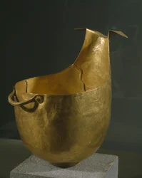 &39;Molho de barco&39; ou copo para libação, de Heraia em Arcadie, Early Helladic III período (c.2200 aC) (ouro)