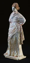 Estatueta de uma mulher com roupas drapeadas, de Tanagra, Boeotia