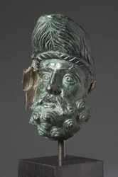 Bico de embarcação em forma de cabeça de Herakles (bronze)