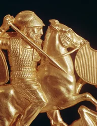 Pente ornamentado com guerreiro em combate (ouro)
