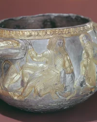 Copo de bebida representando soldados citas (prata dourada) (detalhe de 343629)