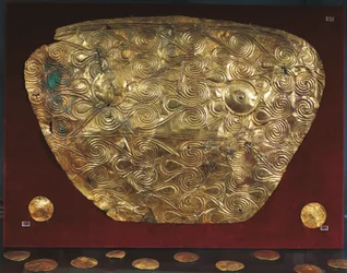 Escudo dourado do túmulo V em Mycenae